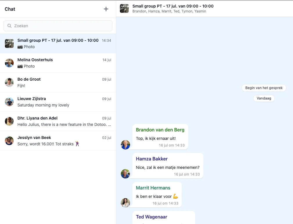 Closeup van de DoToo groepschat met gespreklijst en berichten in Small group PT